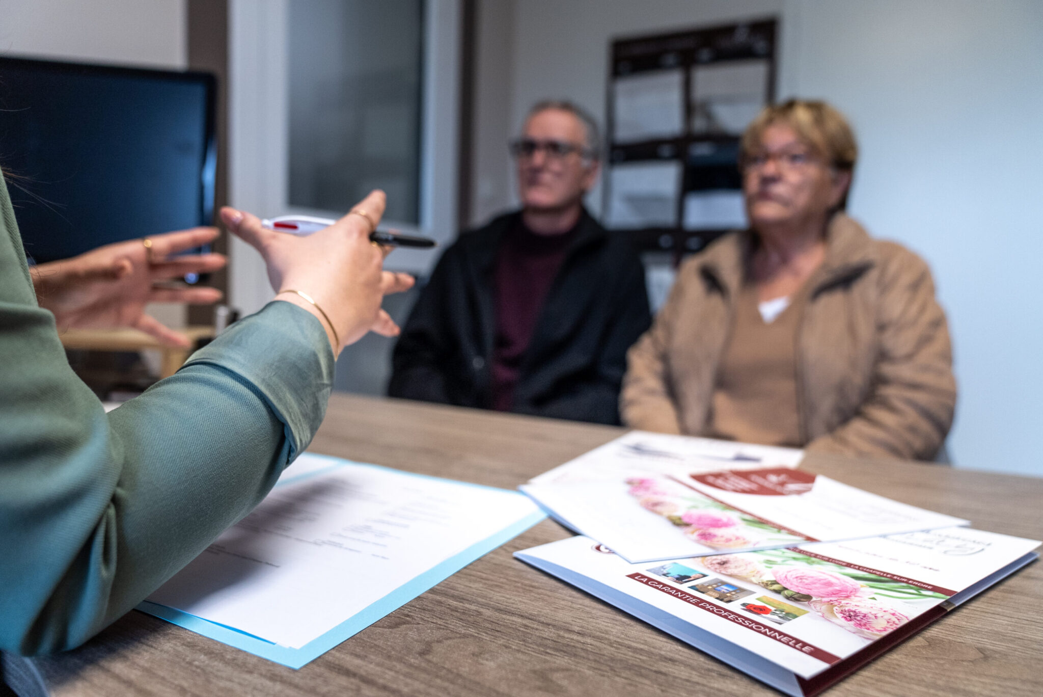 Conseiller funéraire accompagnant une famille dans l’organisation des obsèques