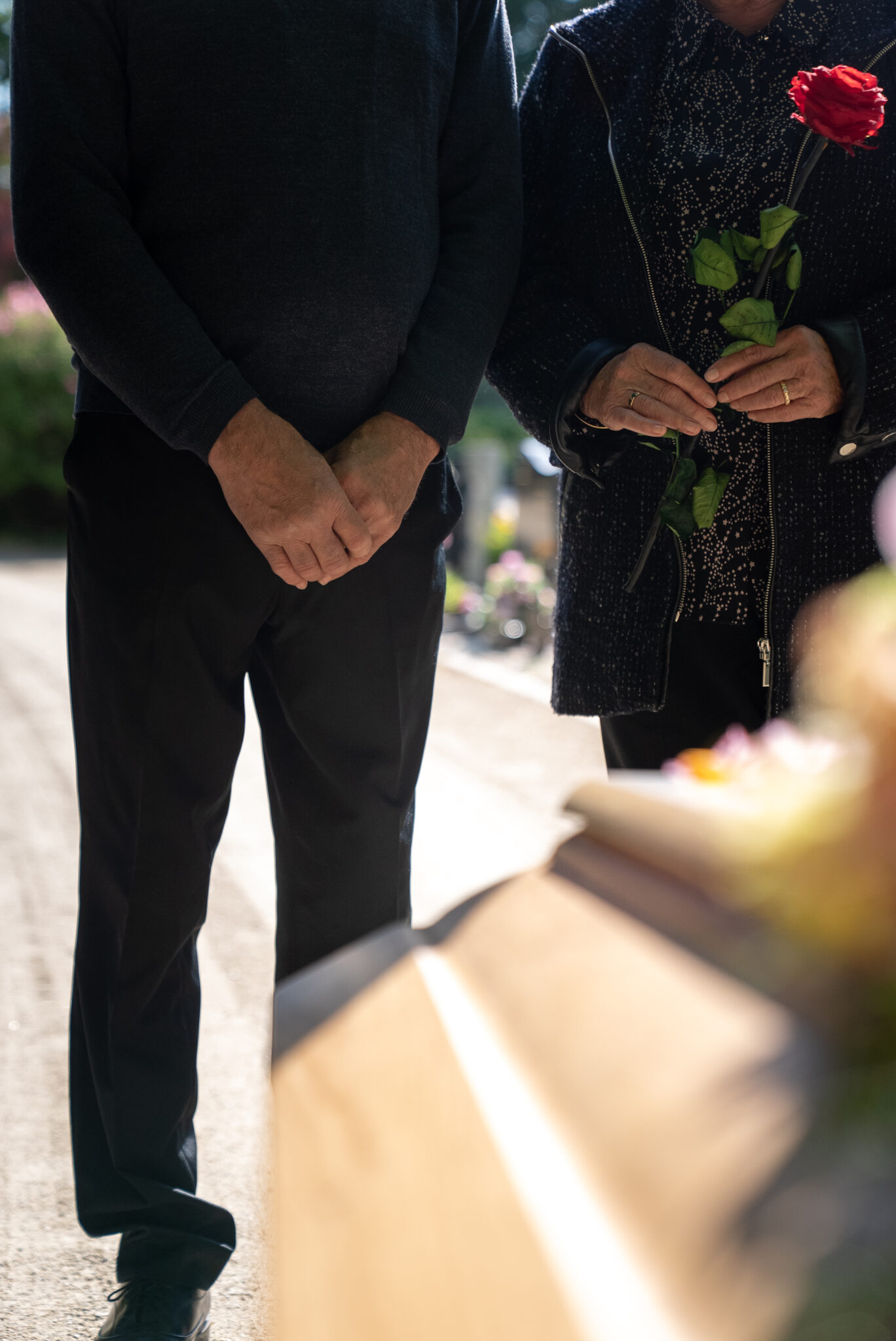 Conseiller funéraire expliquant la prévoyance obsèques à une famille