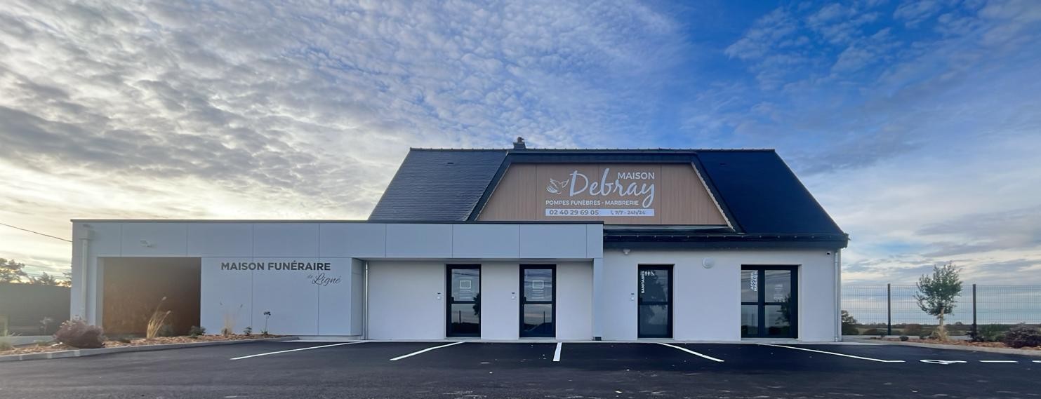 Bâtiment moderne de maison funéraire Debray à Ligné
